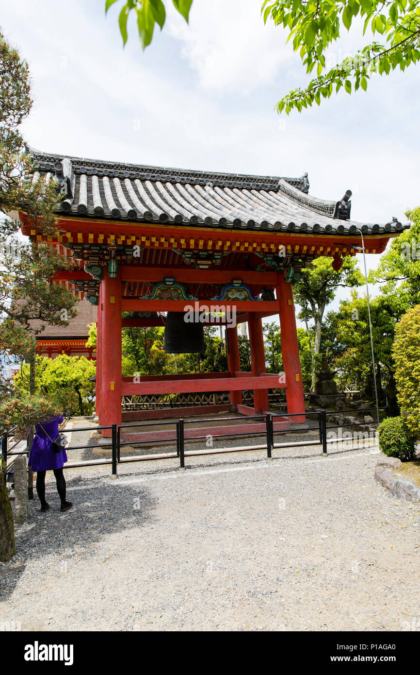 Der Glockenturm bekannt als shoro der Kiyomizu-dera Buddhistischen Tempel, Kyoto, Japan. Stockfoto