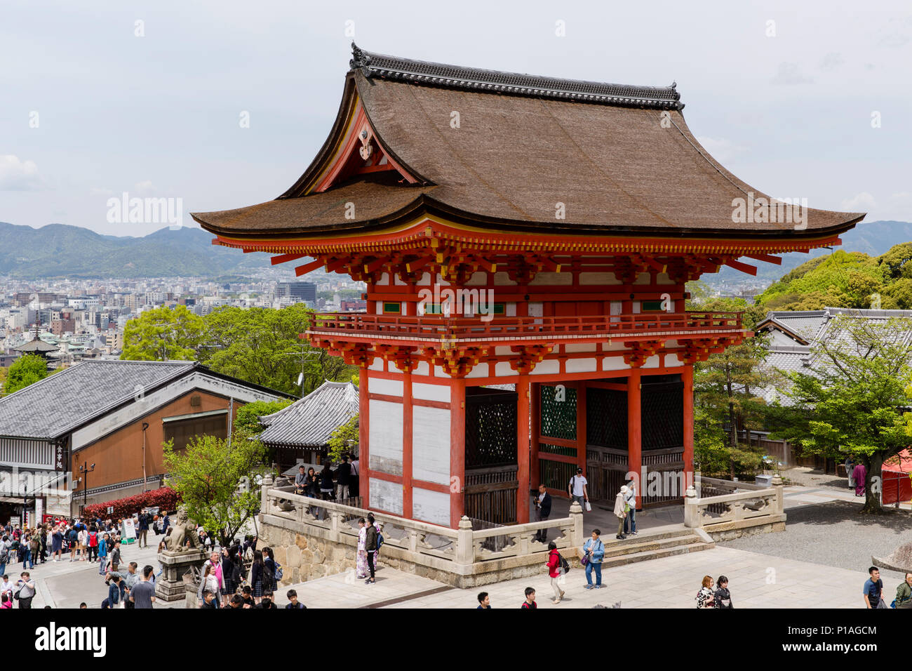Das Niomon Tor am Eingang zum Kiyomizu-dera Buddhistischen Tempel, Kyoto, Japan. Stockfoto