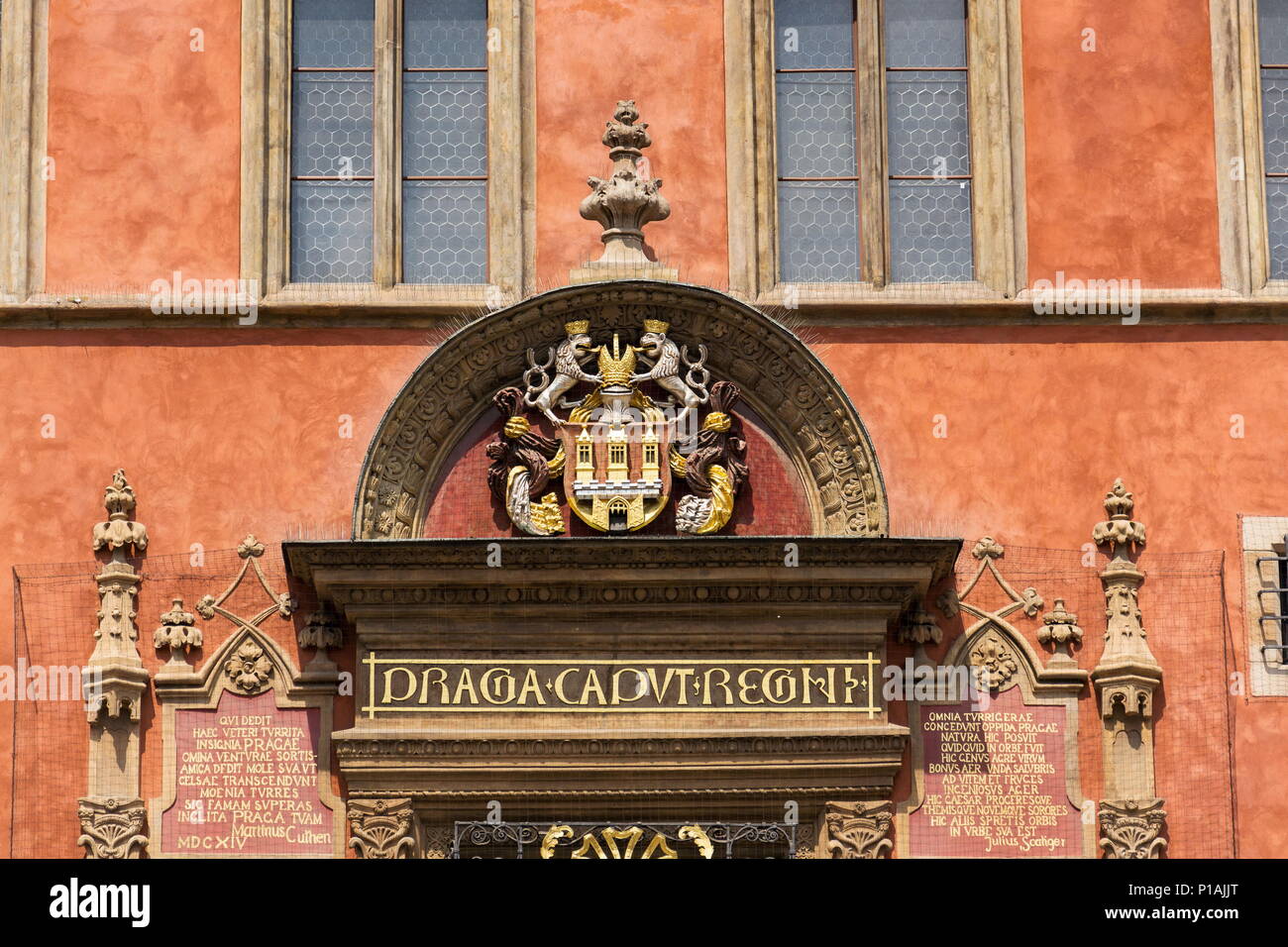 Alte Rathaus mit Hauptstadt des Reiches Inschrift, Prag Stockfoto