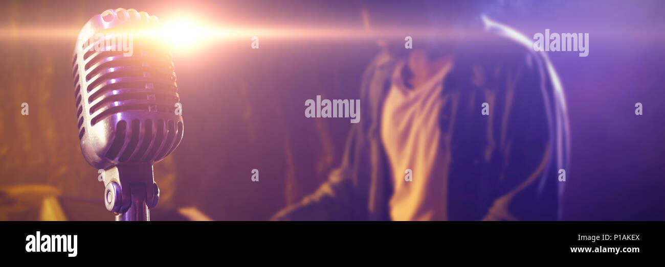Zusammengesetztes Bild Nahaufnahme des Mikrofons Stockfoto