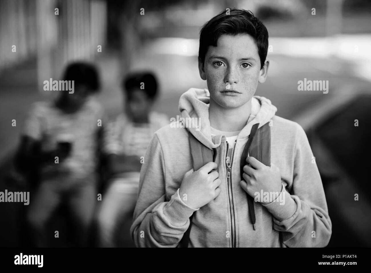 Portrait von traurigen Schüler mit Schultasche in Campus Stockfoto