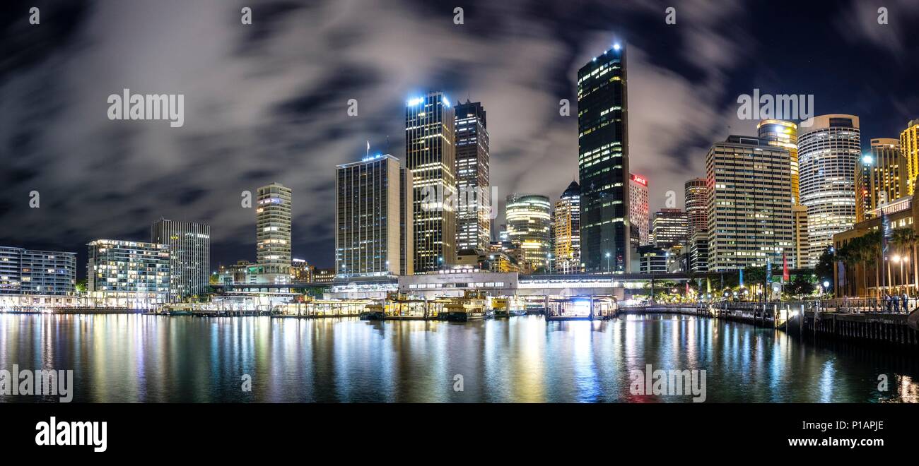 Sydney Wolkenkratzer und Circular Quay, von den Felsen gesehen. Sydney ist die Hauptstadt des Staates New South Wales und die bevölkerungsreichste Stadt in Australien und Ozeanien. Stockfoto