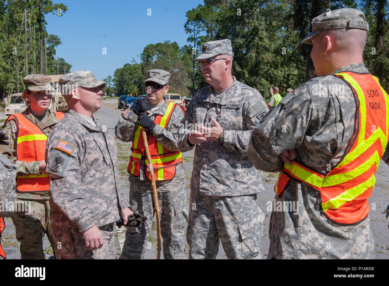 Us-Armee Kaplan, 1 Leutnant Richard Brown von der 122 Ingenieur Bataillon für die South Carolina Army National Guard, spricht mit Soldaten, wie sie arbeiten, um Ablagerungen zu entfernen und die Fahrbahnen in Bluffton, South Carolina, Okt. 9, 2016 klar. Rund 2.800 S.C. National Guard Soldaten und Piloten wurden aktiviert, da der 4. Oktober 2016, Zustand und County Emergency Management Agenturen und lokalen Ersthelfer zu unterstützen, nachdem Gouverneur Nikki Haley einen Ausnahmezustand erklärt. (U.S. Army National Guard Foto von Sgt. Brian Calhoun, 108 Öffentliche Angelegenheiten Abteilung) Stockfoto