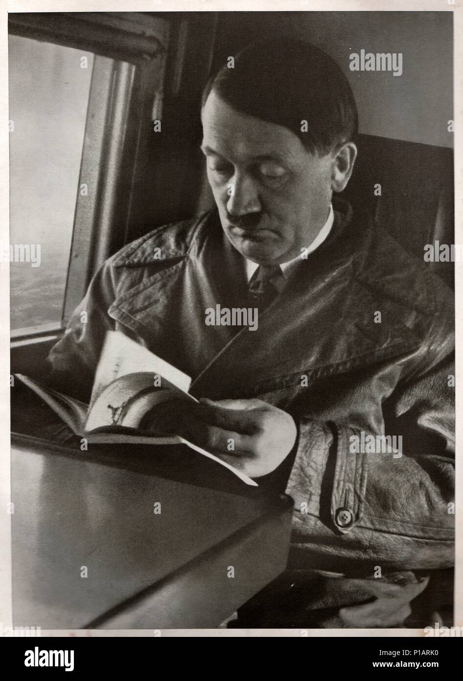 Deutschland - 19. AUGUST 1934: Adolf Hitler als "Führer und Reichskanzler" ("Führer und Kanzler"), leader von Nazi-deutschland. Reproduktion antiker Foto. Stockfoto
