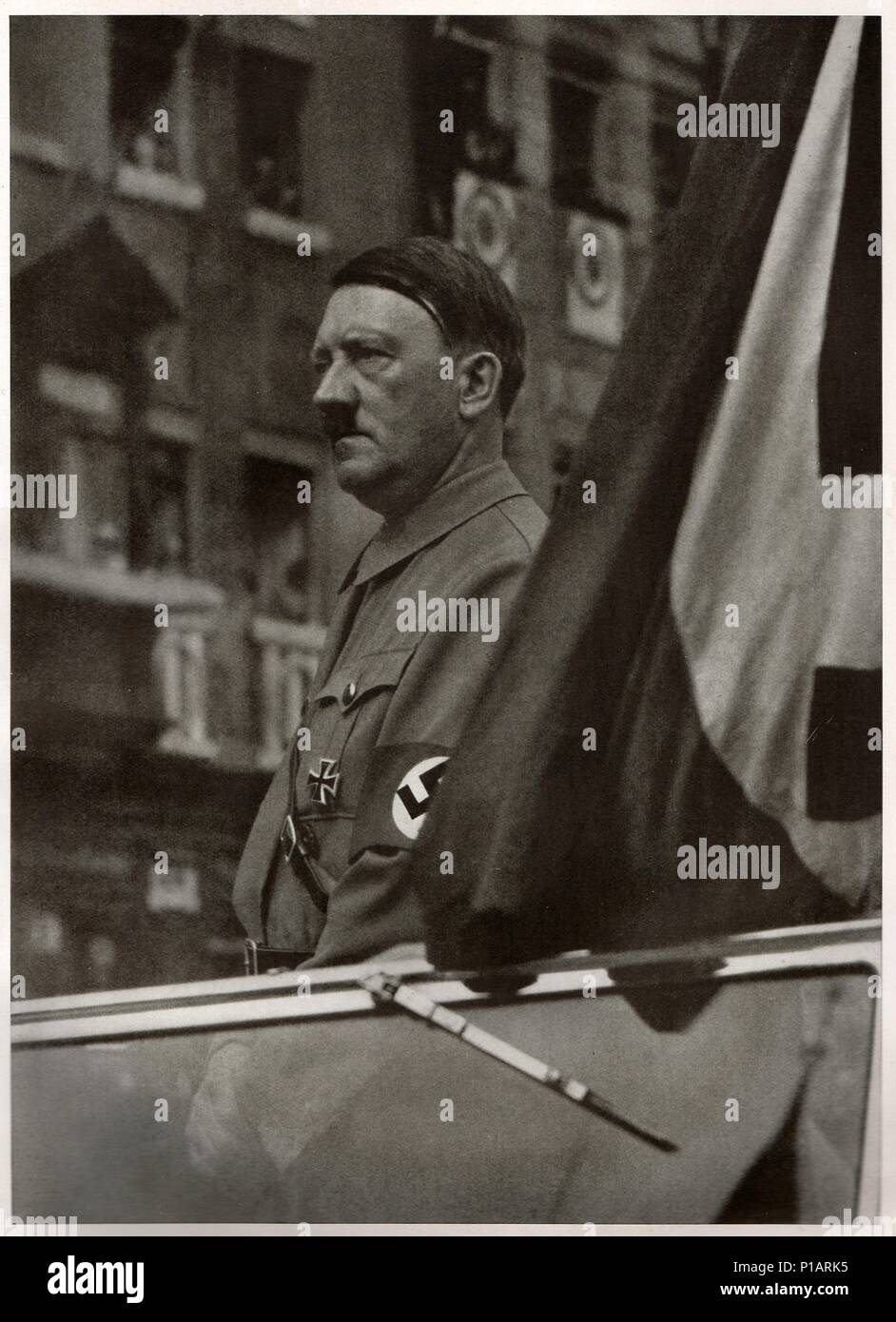 Deutschland - 1937: deutsche Führer Adolf Hitler steht in seinem Cabrio. Reproduktion antiker Foto. Stockfoto