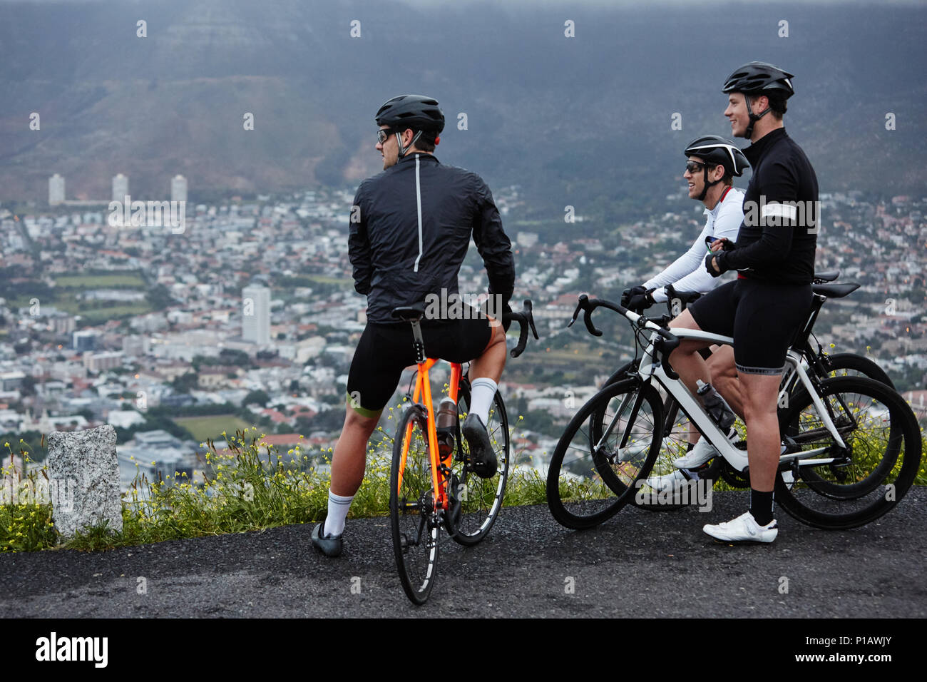 Männliche Radfahrer Freunde eine Pause, Blick von übersehen Stockfoto
