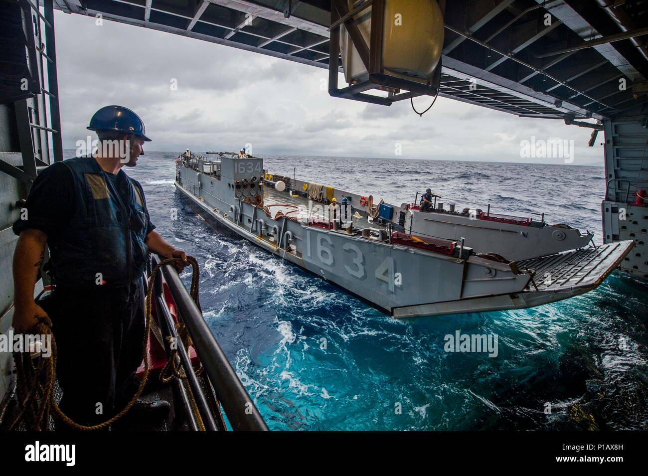 161008-N-XM 324-077 SOUTH CHINA SEA (Okt. 2010) 8, 2016) U.S. Navy Petty Officer 3. Klasse David Coburn steht als Landing Craft, Utility 1634, zugeordnet zu den Naval Beach (NBU) 7, begibt sich das Deck des amphibious Transport dock Schiff USS Green Bay (LPD 20) während Philippinische Landung Übung 33 (PHIBLEX). PHIBLEX 33 ist eine jährliche US-Philippinischen bilaterale Übung, kombiniert amphibische Landung und Live-Fire Training mit humanitären civic Unterstützung, Interoperabilität zu stärken und die Zusammenarbeit. (U.S. Marine Foto von Petty Officer 3. Klasse Patrick Dionne/Freigegeben) Stockfoto