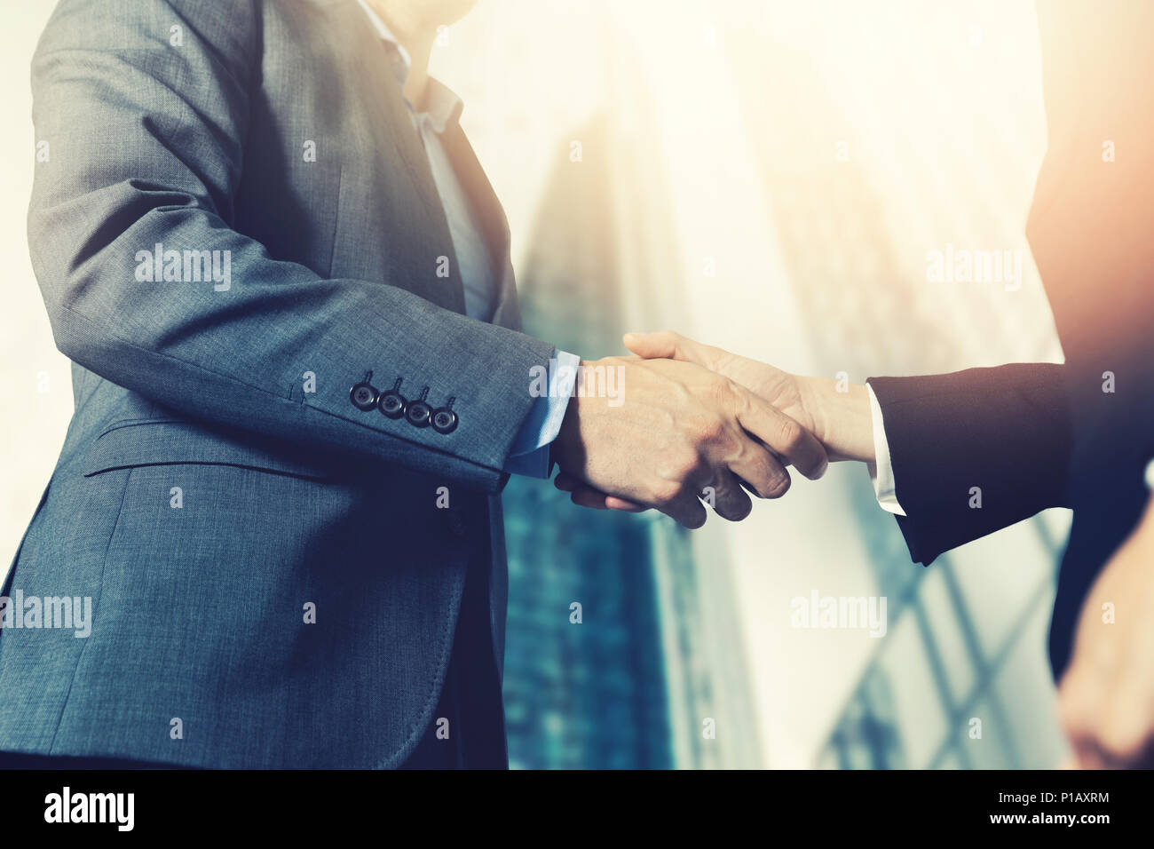 Unternehmer treffen und Handshake vor Business center Gebäude Stockfoto