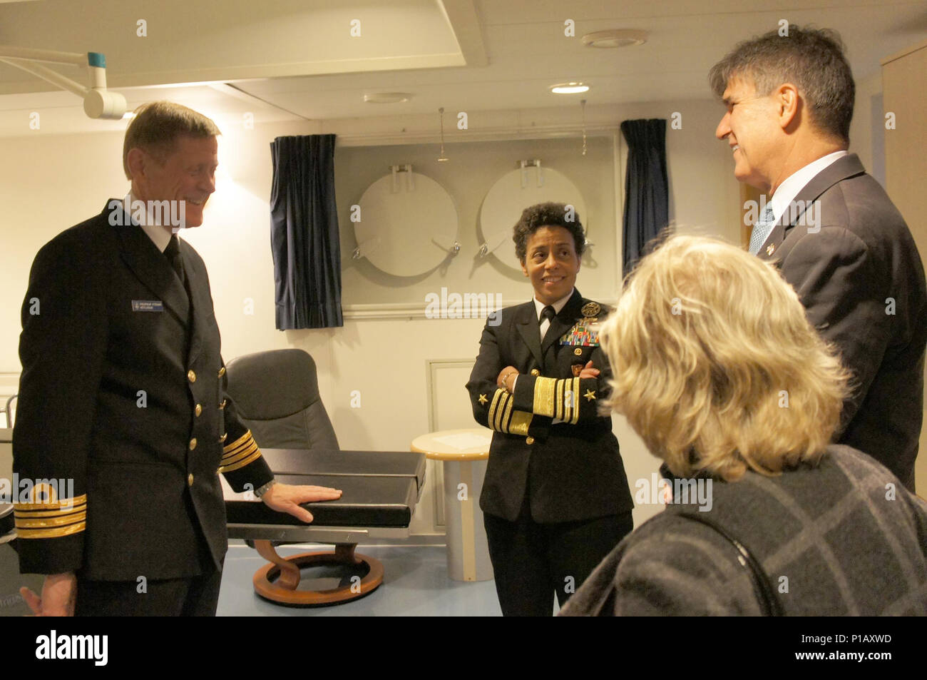 161004-N-15584 K-070 Reykjavik, Island (Okt. 2010) 4, 2016) Commander, U.S. Naval Forces Europa-afrika-Adm. Michelle J. Howard, der zweite von links, und der amerikanische Botschafter in der Republik Island Robert Friseur-, Rechts, eine Tour durch die Island Coast Guard offshore Patrol vessel Thor in Reykjavik, Island. Us Naval Forces Europa-afrika, in Neapel, Italien, beaufsichtigt und Naval operations, oft im Konzert mit Alliierten, Gelenk- und interagency Partnern, um US-amerikanischen nationalen Interessen, Sicherheit und Stabilität in Europa und Afrika. (U.S. Marine Foto vom Kapitän Pamela Kunze/Freigegeben) Stockfoto