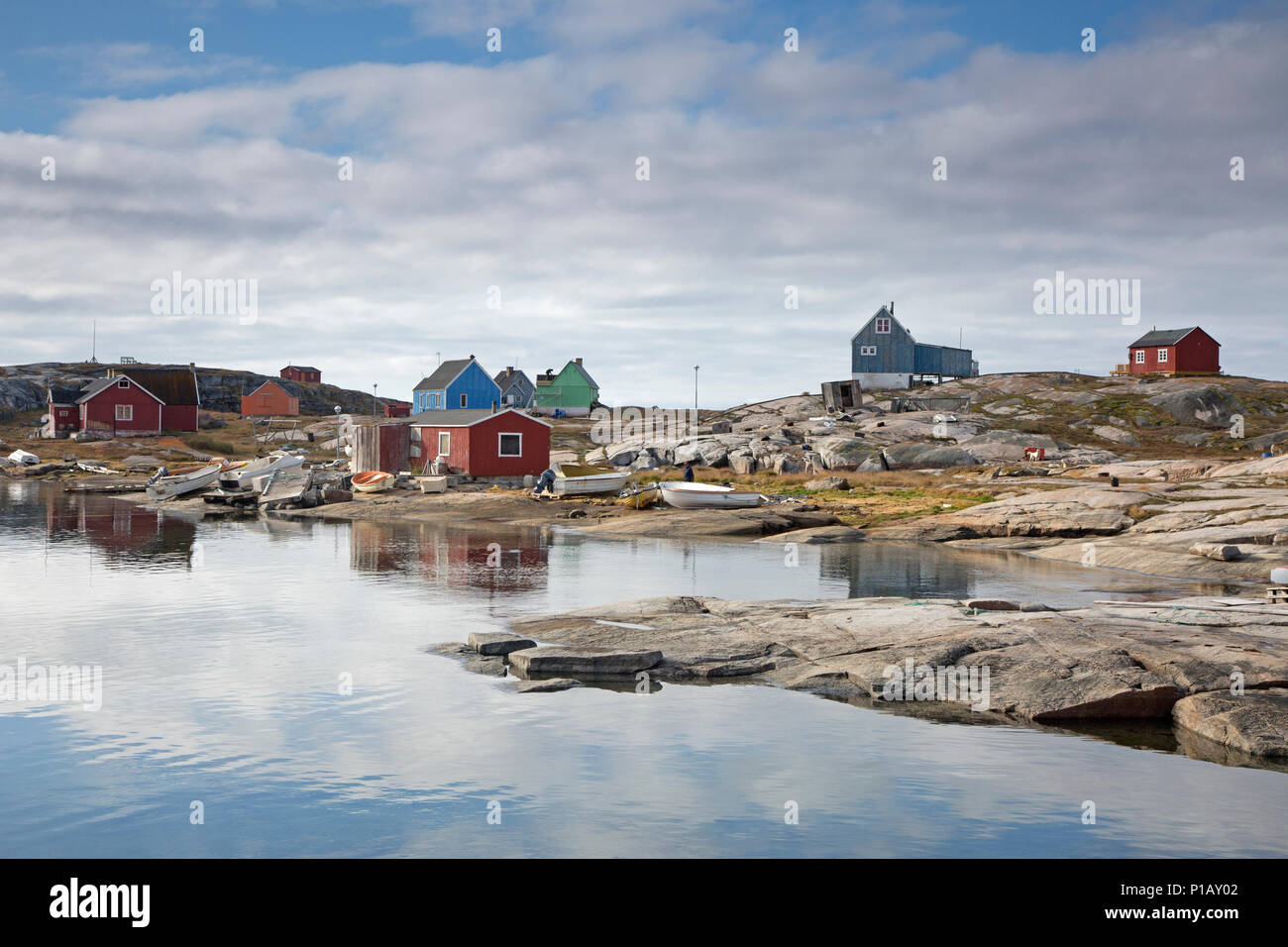 Entfernte Fischerdorf an der schroffen Küste, Kalaallisut, Grönland Stockfoto
