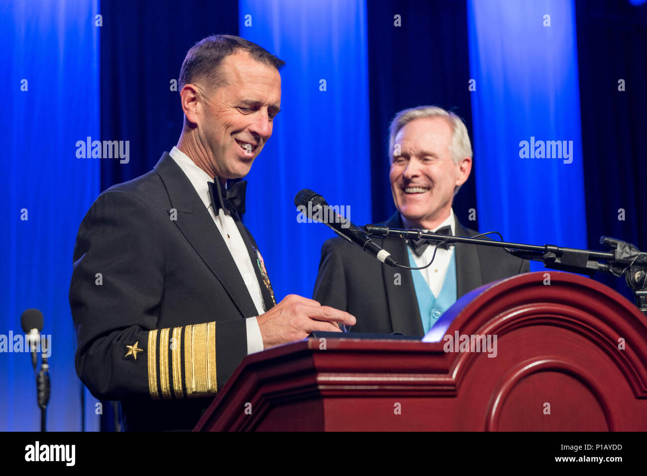 161007-N-ES 994-035 National Harbor, MD (Okt. 2010) 7, 2016) Chef der Naval Operations (CNO) Adm. John Richardson, links, und Generalsekretär der Marine Ray Mabus sprechen zu Ehren des 241. Geburtstag des Marine National Capital Region Marine Ball. (U.S. Marine Foto von Chief Petty Officer Elliott Fabrizio/Freigegeben) Stockfoto