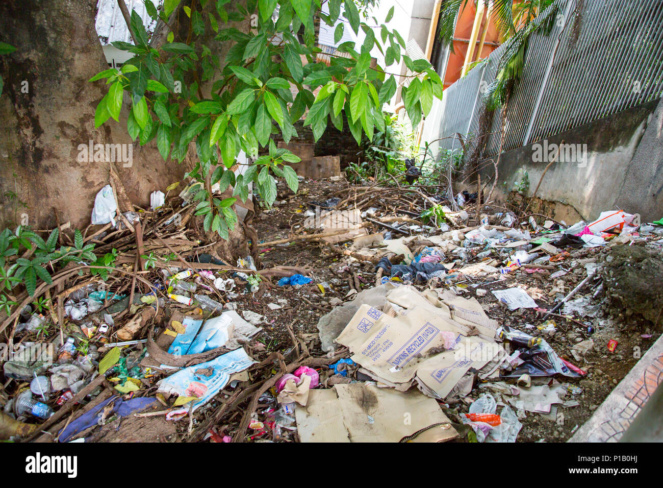 Kuala Lumpur/Malaysia - November 29, 2014: Papierkorb sitzt auf einer Nebenstraße in Kuala Lumpur gedumpten Stockfoto