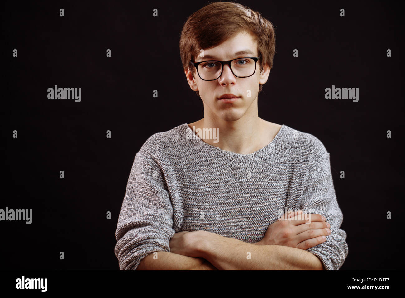 Nahaufnahme, Porträt der schönen blonden Mann stehen und verschränkte seine Arme. Stockfoto