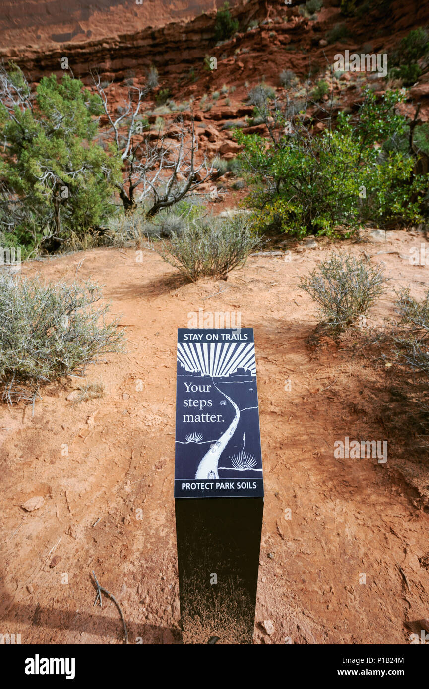 Zeichen erinnern Wanderer auf Wanderwegen zu bleiben die fragile Wüste Umwelt zu schützen. Arches National Park, Utah, USA. Stockfoto