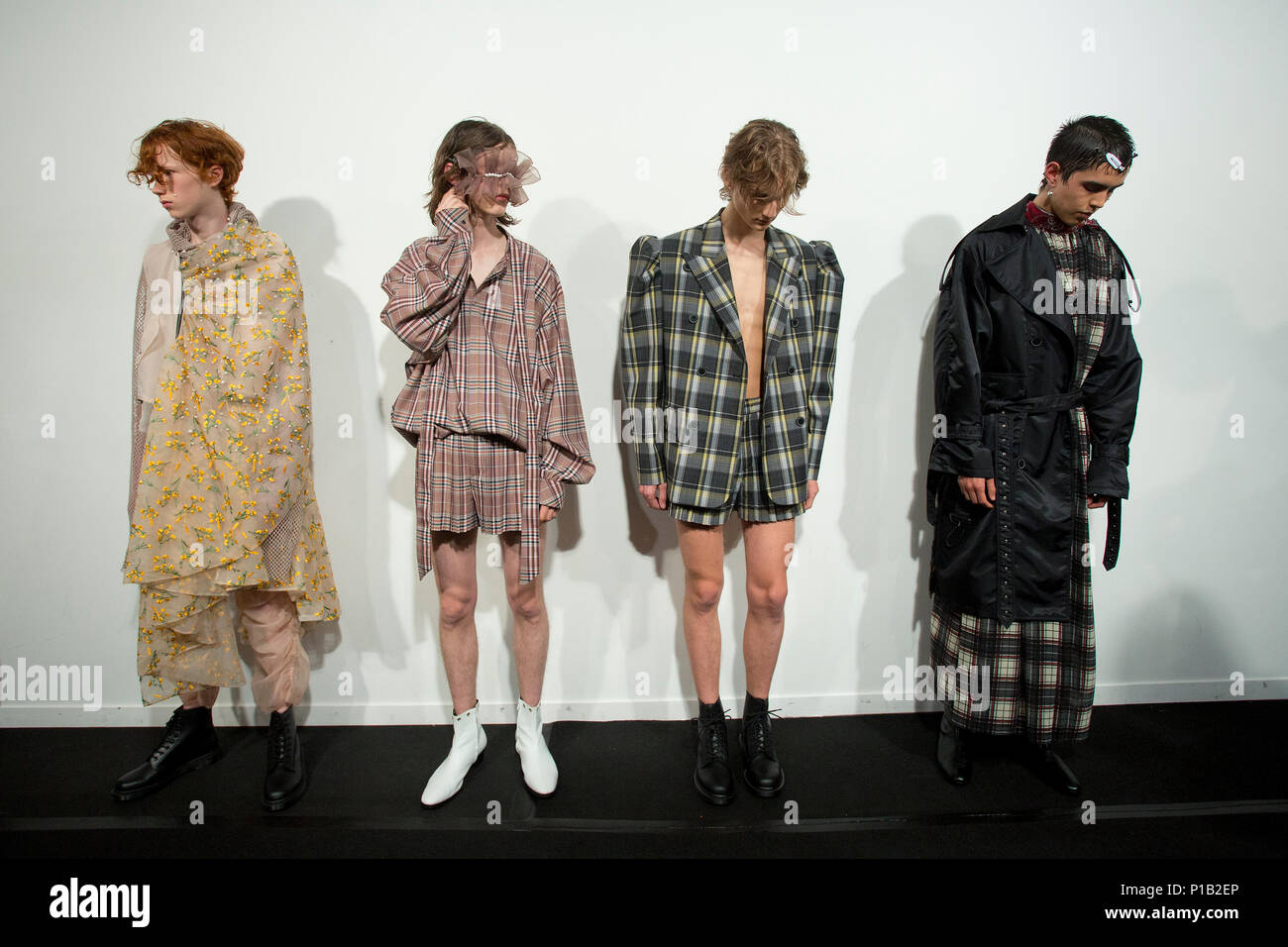 Modelle, die auf der Bühne vor der SS 19 die Blindheit der London Fashion Week Männer zeigen an der BFC Showspace, London Stockfoto