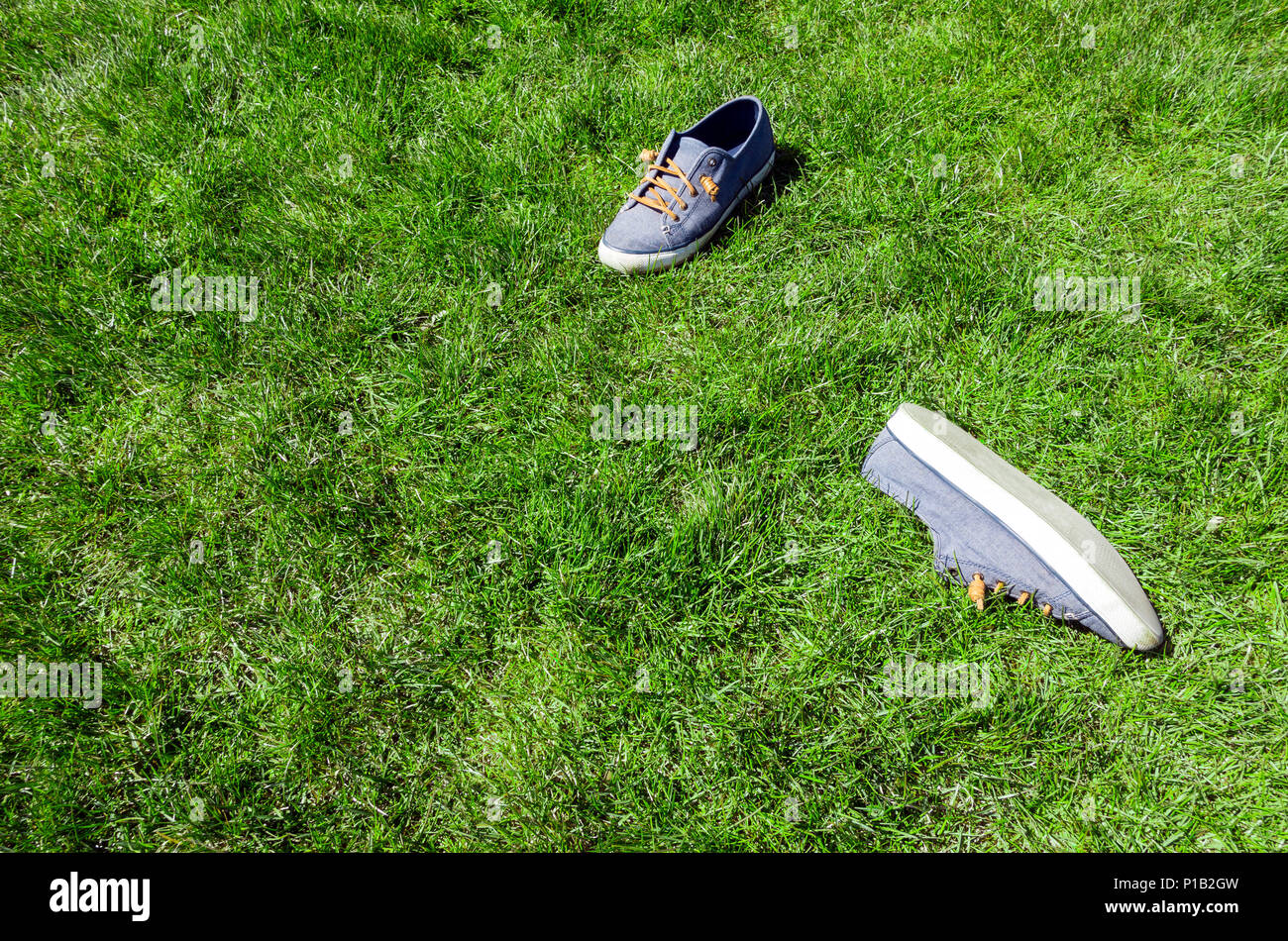 Schuhe weg an einer Wiese Green Park, an einem schönen Sommertag Stockfoto