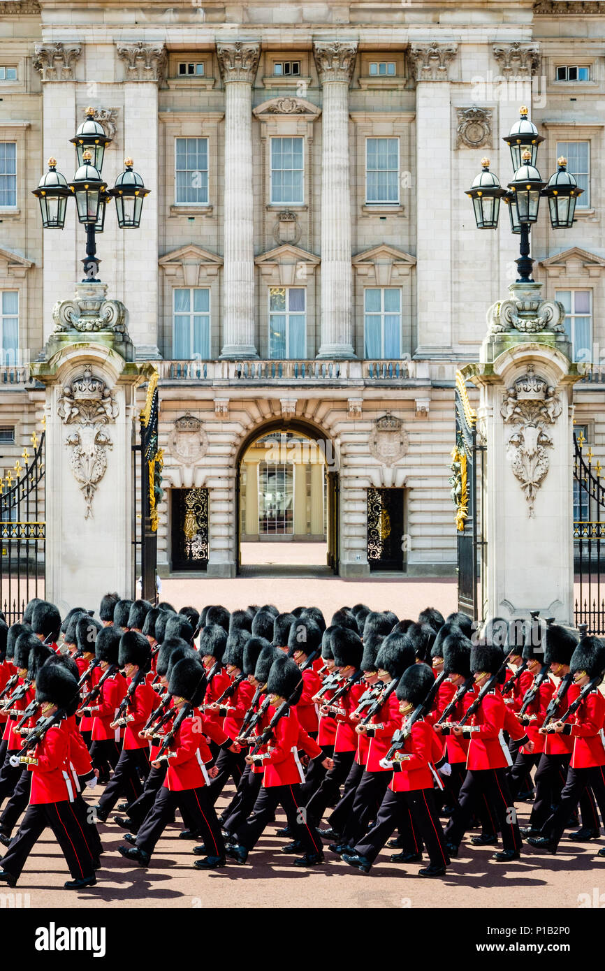 Der Oberst Überprüfung am Samstag, den 2. Juni 2018 in der Mall/Buckingham Palace, London statt. Im Bild: Coldstream Guards März vergangenen Buckingham Palace. Bild von Julie Edwards. Stockfoto