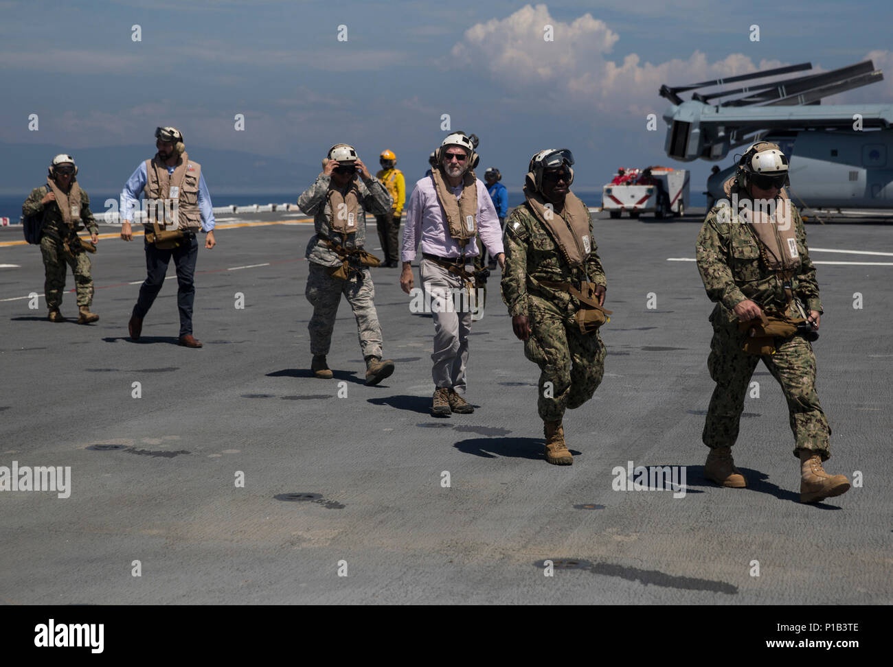 Botschafter Peter F. Mulrean (Mitte), der US-Botschafter in Haiti und Herrn Tim Callaghan (2. von links), Katastrophenhilfe response team leader für USAID, kommen an Deck der USS Iwo Jima humanitäre Hilfsmaßnahmen in den Wirbelsturm Matthäus in Haiti, 15. Oktober 2015 zu koordinieren. Die USAID-Büro der US-Außenpolitik Katastrophenhilfe, zusammen mit anderen Organisationen in Disaster Response erfahrene weiterhin humanitäre Hilfe und Katastrophenhilfe zu führen, einen koordinierten militärische Reaktion vom 24 Marine Expeditionary Unit. Die 24. MEU ist sup verpflichtet Stockfoto