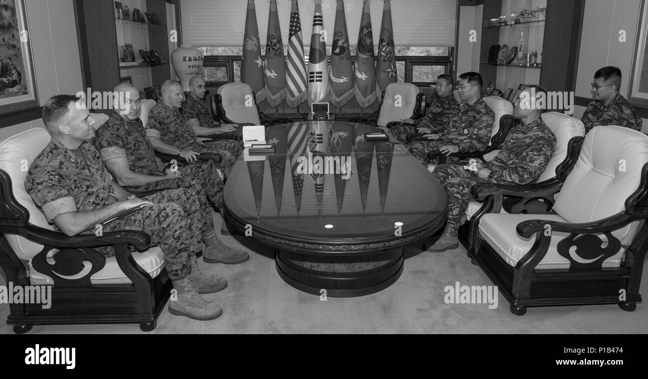 Kommandant des Marine Corps Gen. Robert B. Neller spricht mit der Republik Korea (ROK) Marine Corps Generalleutnant Sang-Hoon Lee, Kommandant der ROK Marine Corps an der ROK Marine Corps Headquarters, Baran, Südkorea, 15. Oktober 2016. Neller met mit Hyun-joon die militärischen Beziehungen zwischen den beiden Ländern zu stärken. (U.S. Marine Corps Foto von Cpl. Samantha K. Braun) Stockfoto