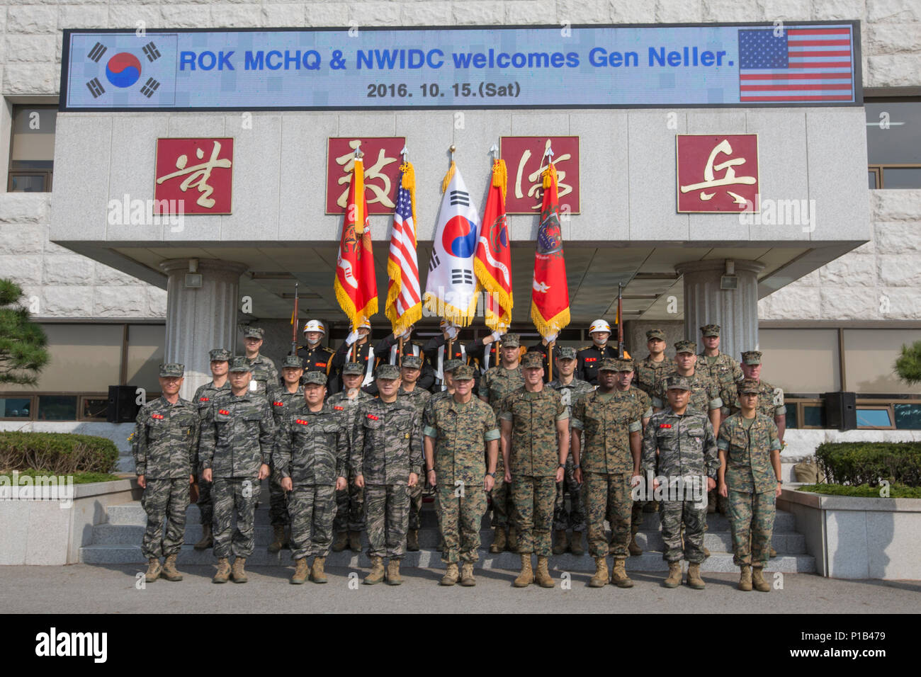 Kommandant des Marine Corps Gen. Robert B. Neller posiert für ein Foto mit den US-Marines und der Republik Korea (ROK) Marines auf den ROK Marine Corps Headquarters, Baran, Südkorea, 15. Oktober 2016. Neller besucht Baran mit ROK Marine Corps Führung zu treffen. (U.S. Marine Corps Foto von Cpl. Samantha K. Braun) Stockfoto