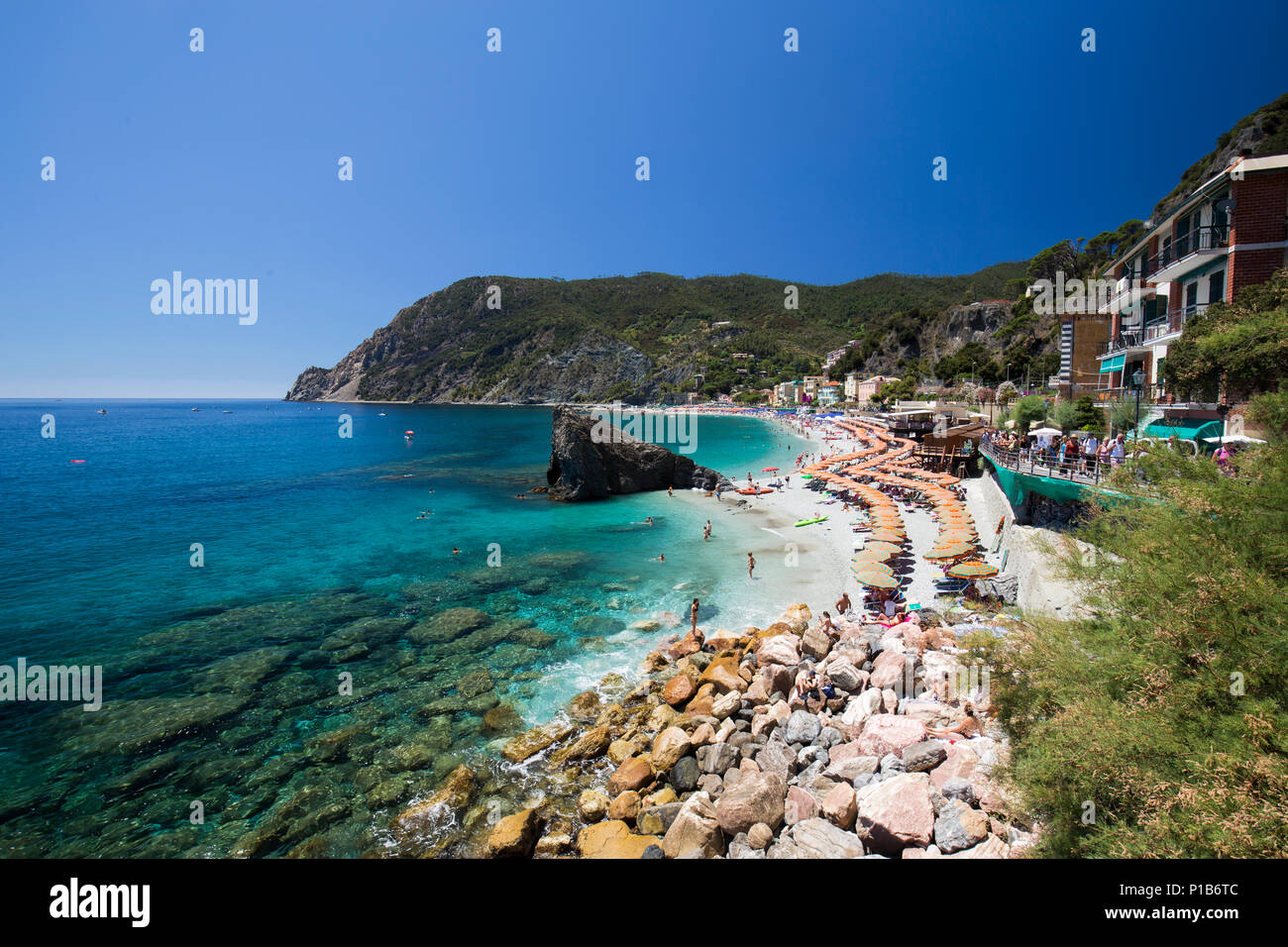 Blick auf Monterosso al Mare Beach in Neustadt. Cinque Terre, Ligurien, Italien Stockfoto