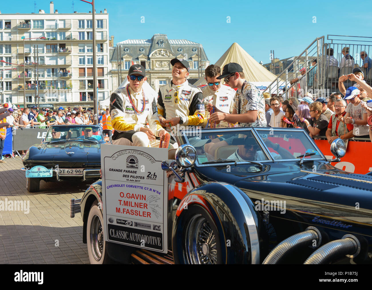 LE MANS, Frankreich - 16. JUNI 2017: Team von Chevrolet Corvette C7.R Oliver Gavin, Tommy Milner, Marcel Fassler an einer Parade der Piloten Racing 24 Stunden Stockfoto