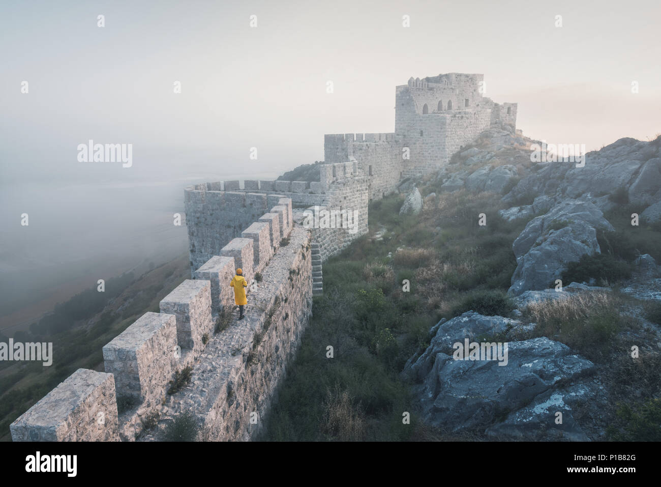 Das alte Schloss der Schlange, Adana, Türkei, frei zugänglich für Touristen, ist auf dem Gipfel eines Berges gelegen und bietet einen schönen Panoramablick. Stockfoto