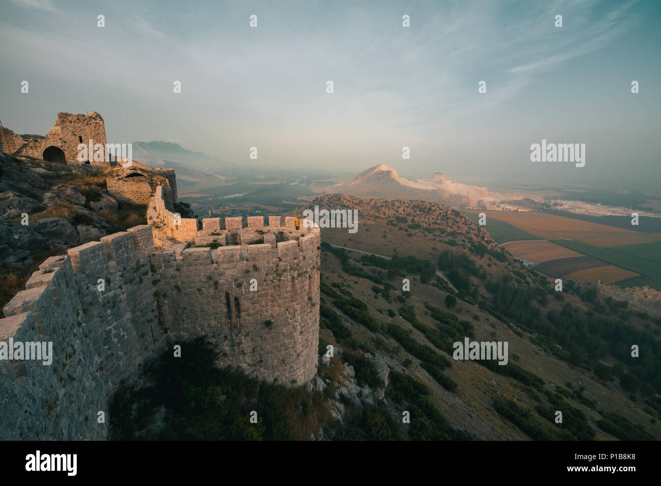 Das alte Schloss der Schlange, Adana, Türkei, frei zugänglich für Touristen, ist auf dem Gipfel eines Berges gelegen und bietet einen schönen Panoramablick. Stockfoto