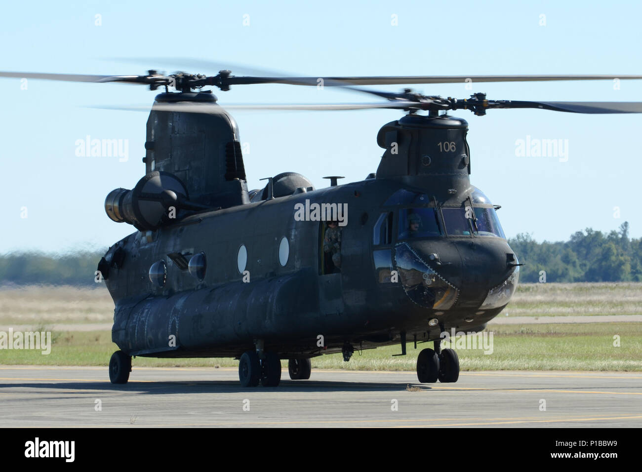 Ein South Carolina der National Guard CH-47F Chinook, ein Heavy-lift Hubschrauber, konfiguriert mit einem erweiterten Spektrum Kraftstoffsystems (ERFS), auch bezeichnet als "fette Kuh", und seine aircrew Um das Ablösen 1, Firma B, 2-238 th Allgemeine Unterstützung Aviation Battalion, 59th Aviation Truppe Befehl von Greenville S.C. zugeordnet, stufen die Basis für Operationen zur Unterstützung der Hurrikan Matthew recovery Bemühungen um McEntire Joint National Guard, der Eastover, S.C., Okt. 10, 2016. Rund 2.000 Südcarolina nationale Schutz Soldaten und Piloten wurden in der unmittelbaren Unterstützung des Hurrikan Matthew Antwort effor aktiviert Stockfoto