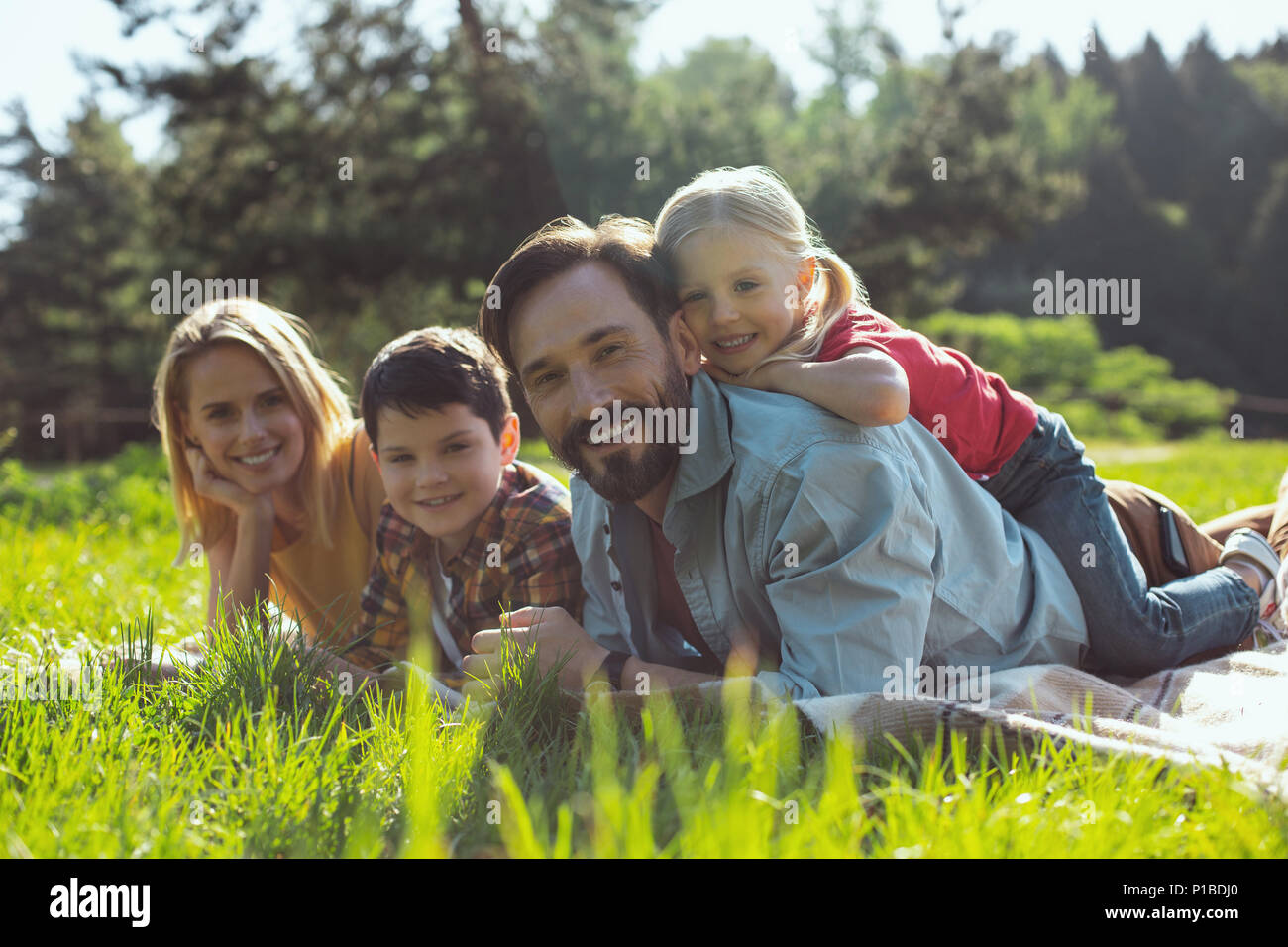 Freuen Familie zusammen entspannen in der open air Stockfoto