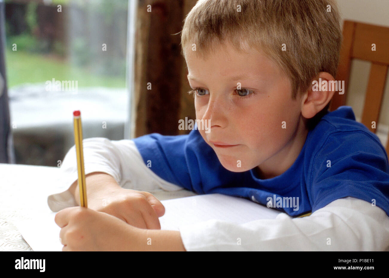 Junge schreiben lernen Stockfoto