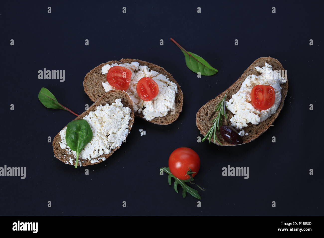 Weißer Käse und Tomaten auf einer Scheiben Brot Stockfoto