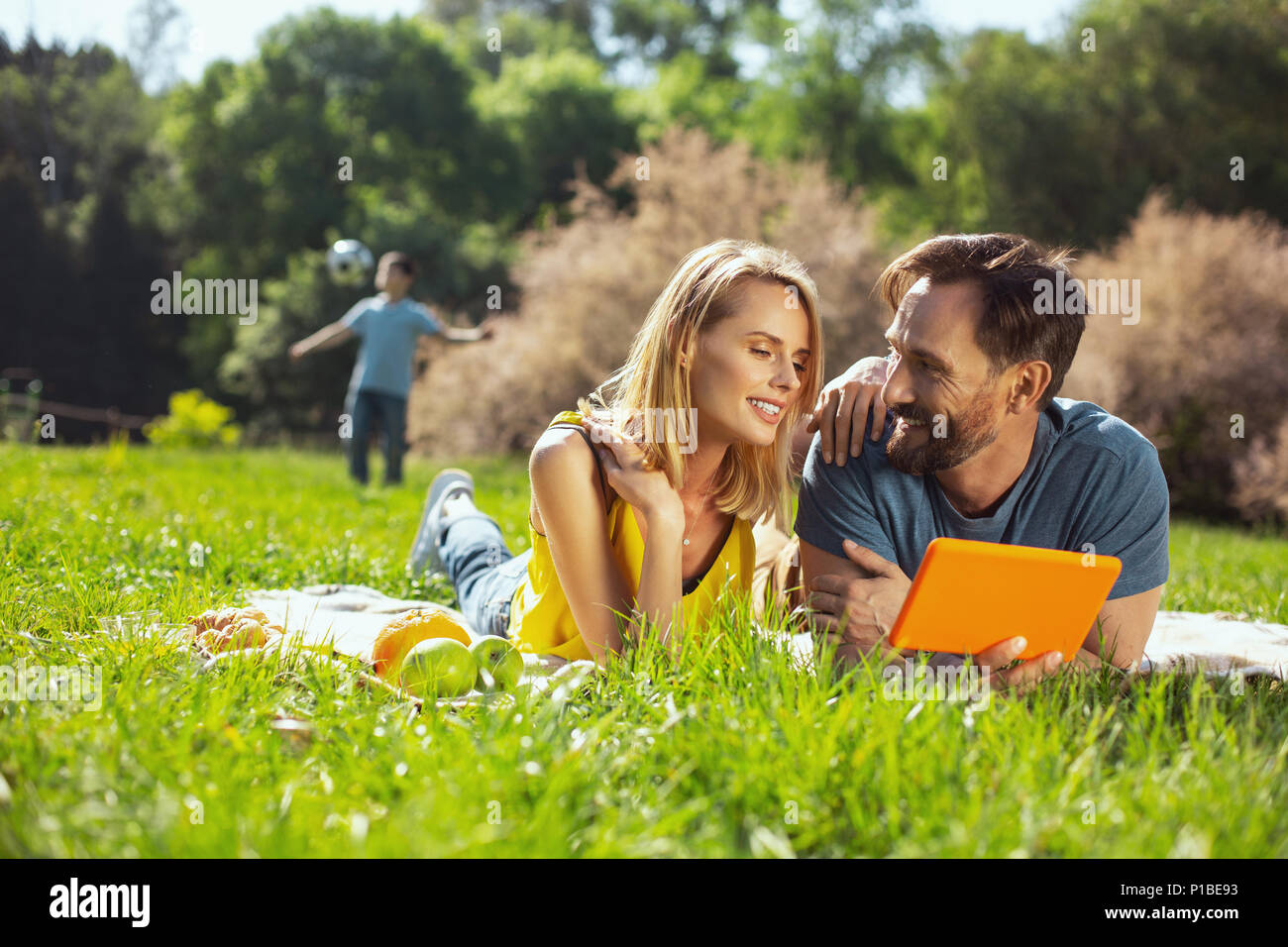 Liebevolle Eltern entspannen im open air Stockfoto