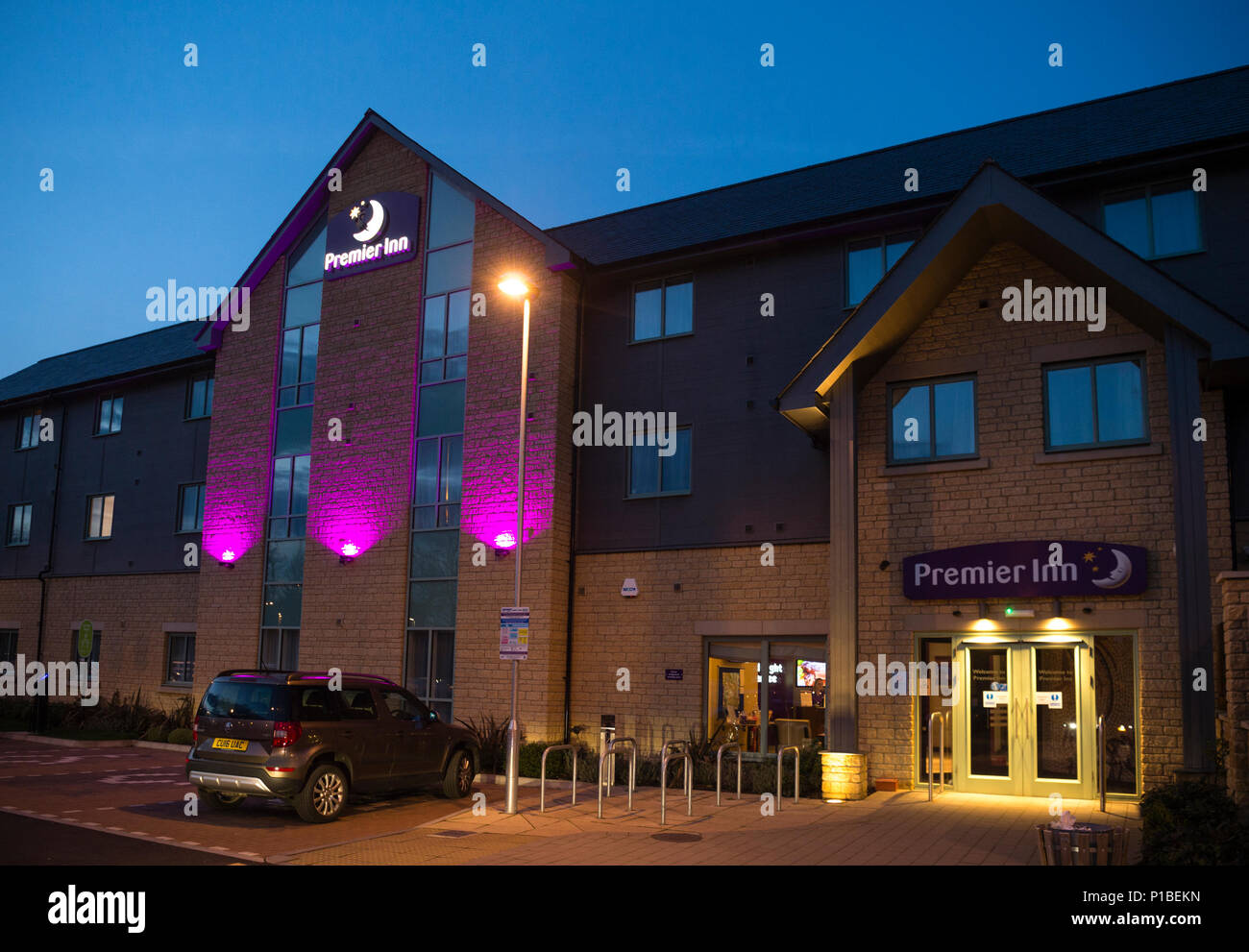 Premier Inn Wirtschaft günstig billig hotel unterkunft Äußere, Nacht, Cirencester England Großbritannien Stockfoto