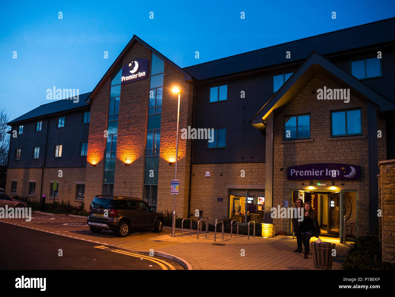 Premier Inn Wirtschaft günstig billig hotel unterkunft Äußere, Nacht, Cirencester England Großbritannien Stockfoto