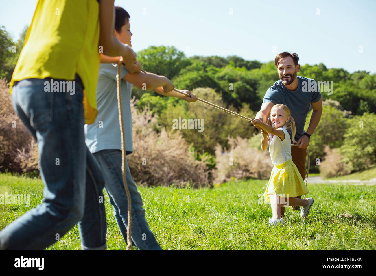 Freuen Familie ein Spiel spielen im Park Stockfoto