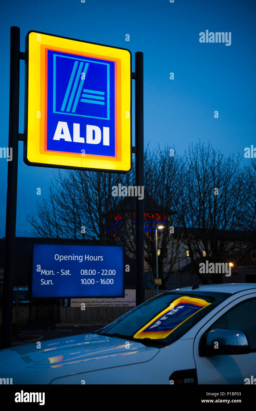 Aldi Discounter beleuchtete Logo Zeichen, Außen, Nacht, Cirencester England Großbritannien Stockfoto
