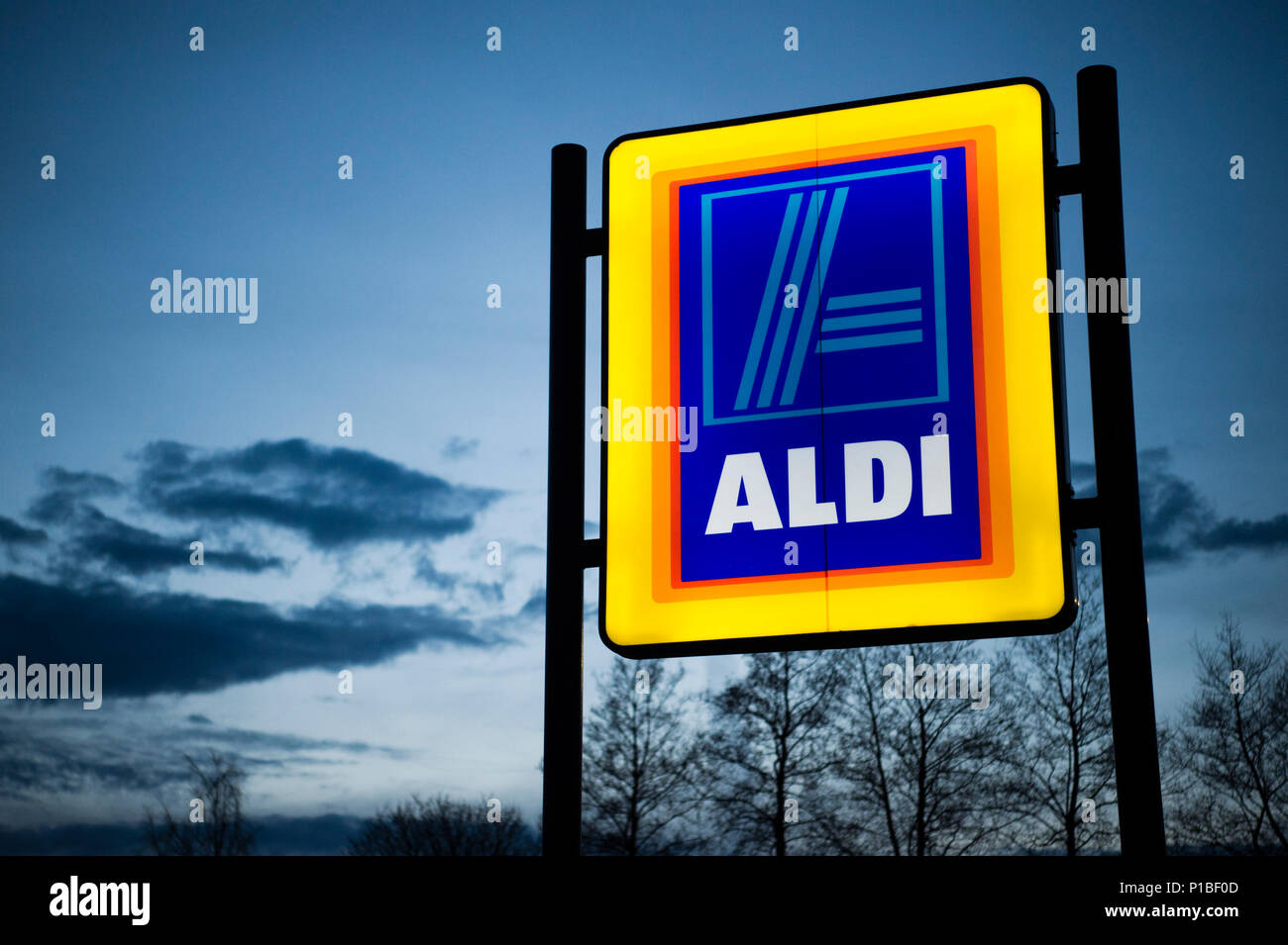 Aldi Discounter beleuchtete Logo Zeichen, Außen, Nacht, Cirencester England Großbritannien Stockfoto