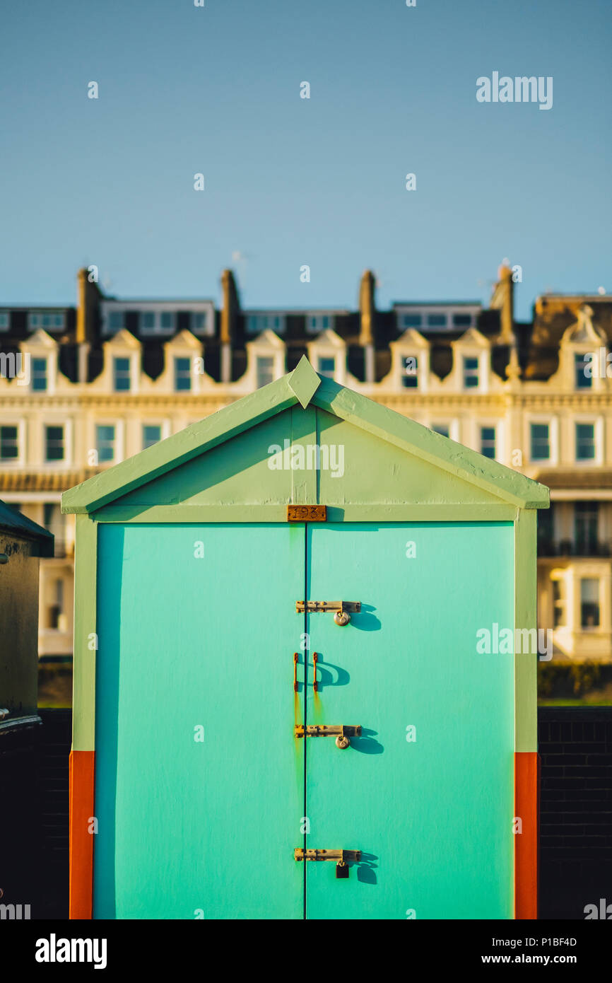 Bunte Beach Cottages am Strand von Brighton, Brighton, England Stockfoto