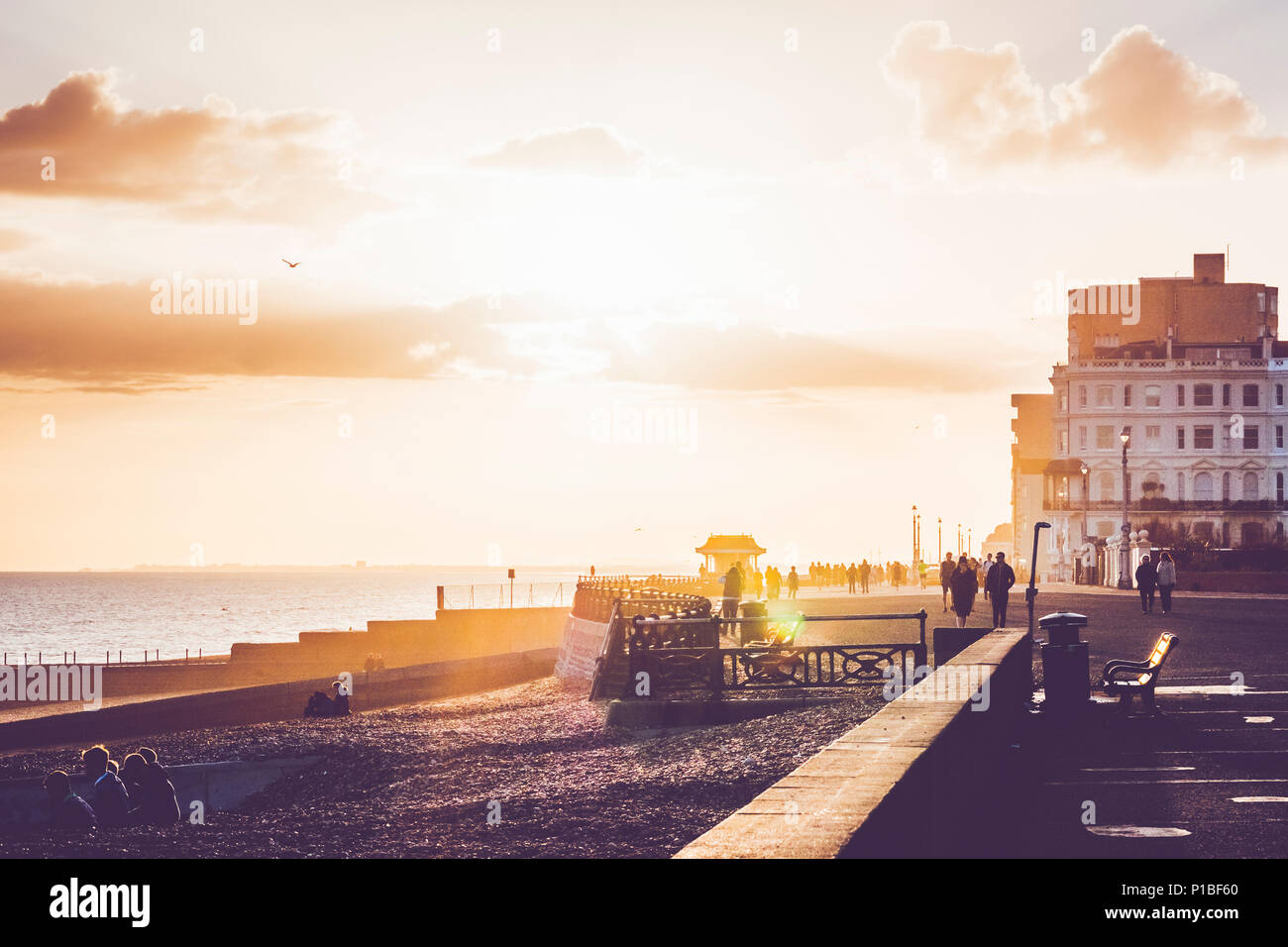 Direkt am Meer in der Abendsonne, Brighton, England Stockfoto