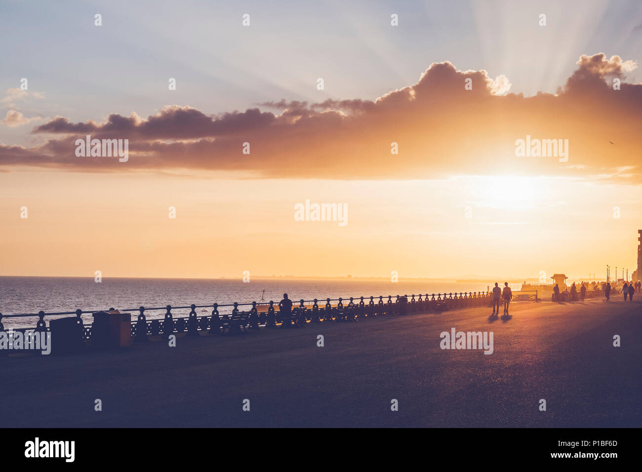 Direkt am Meer in der Abendsonne, Brighton, England Stockfoto