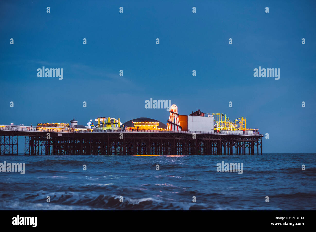 Brighton Pier in der Nacht, Brighton, England Stockfoto