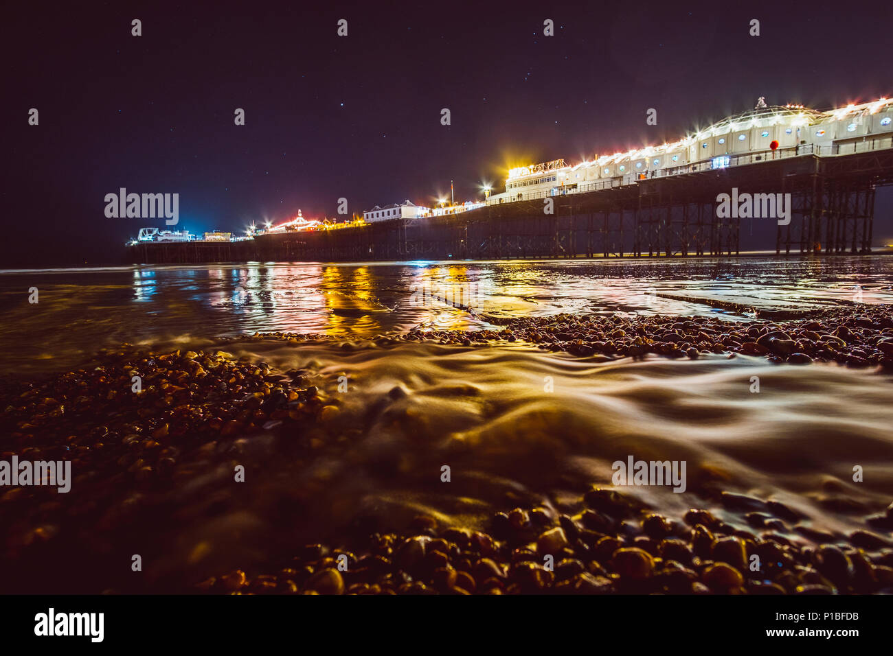 Brighton Pier in der Nacht, Brighton, England Stockfoto