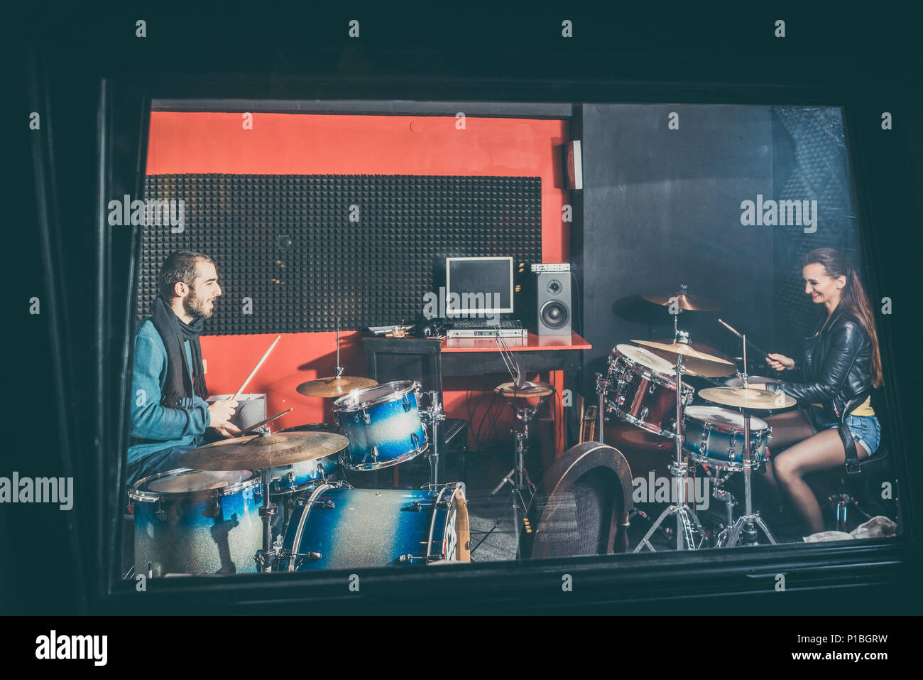 Frauen, die Unterrichtseinheiten von ihrem Musiklehrer Stockfoto