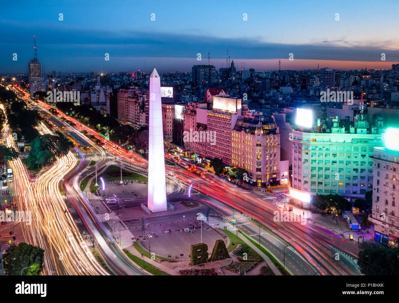 Luftaufnahme von Buenos Aires Stadt mit Obelisk und 9 de Julio avenue bei Nacht - Buenos Aires, Argentinien Stockfoto