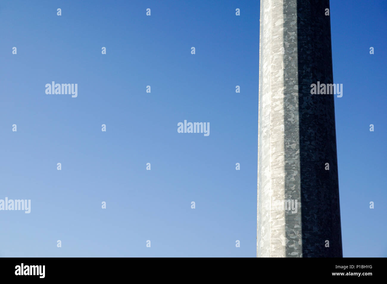 Metall polig Straßenlaterne und blauer Himmel Stockfoto