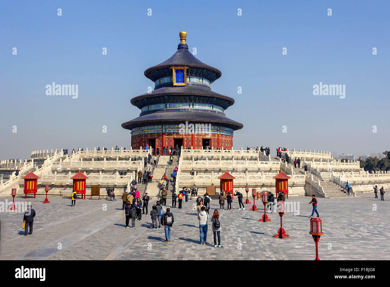 Peking, China - 14. MÄRZ 2016: Touristen, die in den Tempel des Himmels Park Komplex. Stockfoto