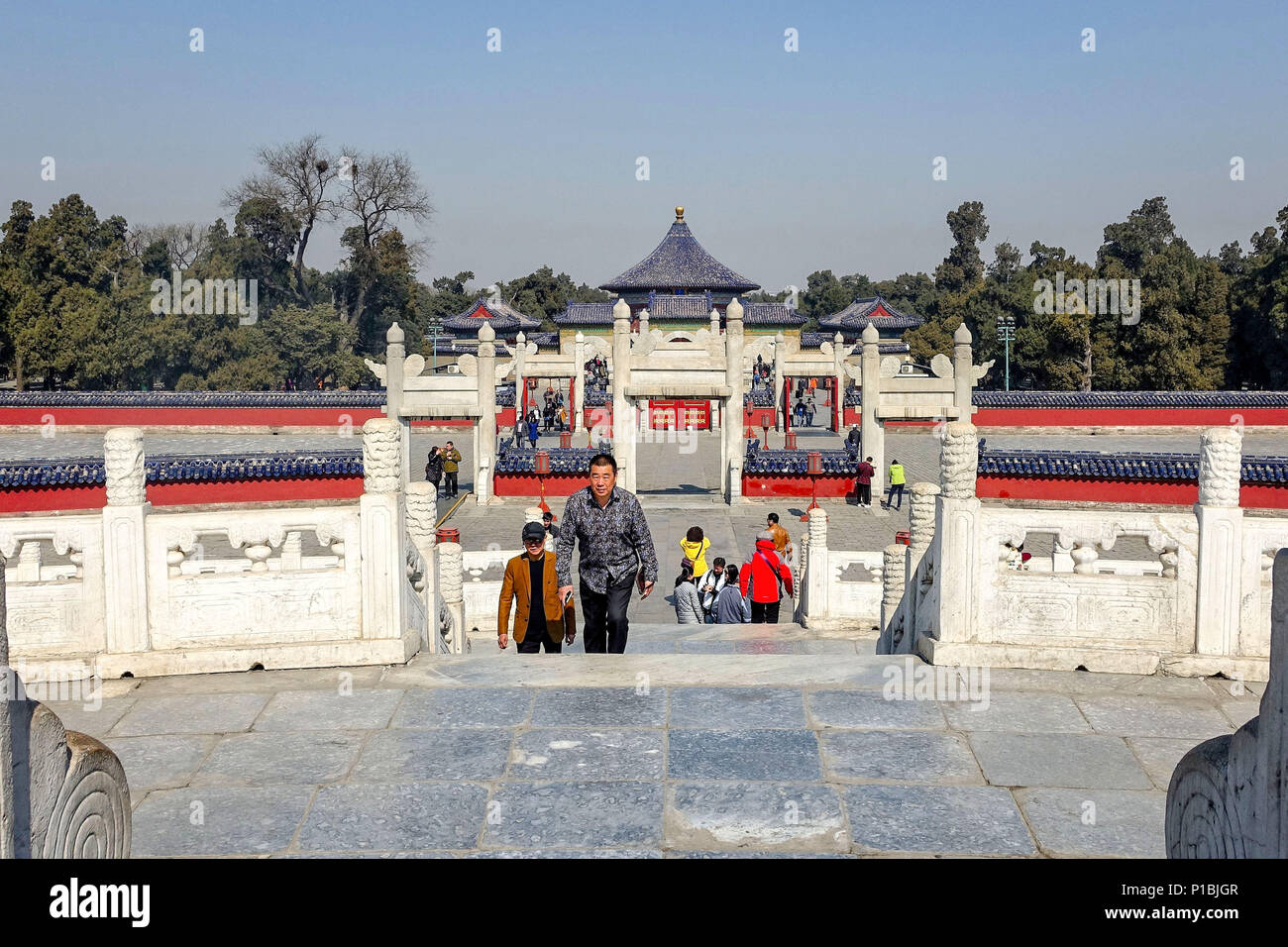 Peking, China - 14. MÄRZ 2016: Touristen, die in der Runde Damm Altar im Tempel des Himmels. Stockfoto