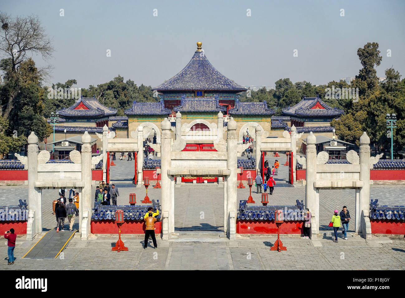 Peking, China - 14. MÄRZ 2016: Touristen, die in der Runde Damm Altar im Tempel des Himmels. Stockfoto