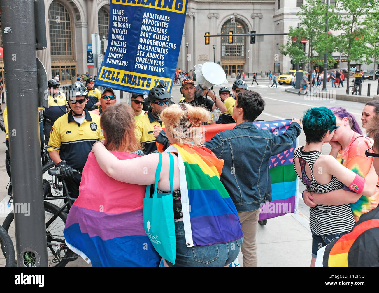 Die Polizei überwachte den lebhaften Konflikt zwischen religiösen Zealoten und 2018 LGBTQ-Stolz-Teilnehmer in der Innenstadt von Cleveland, Ohio, USA. Stockfoto
